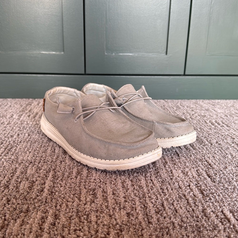 WOMEN SIZE 8 GREY HEY DUDE